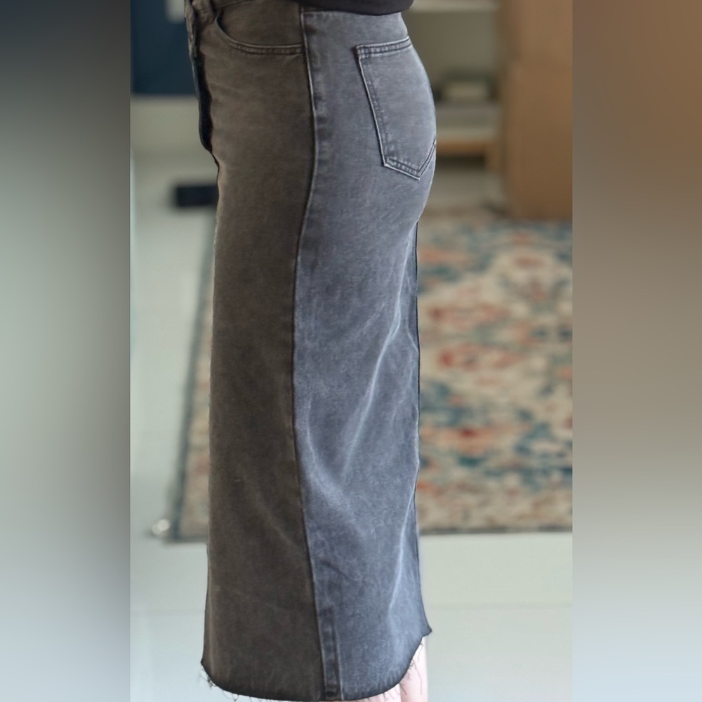 Women’s Gray Denim Midi Skirt – Raw Hem – High Waist – Trendy Street Style - Picture 7 of 9